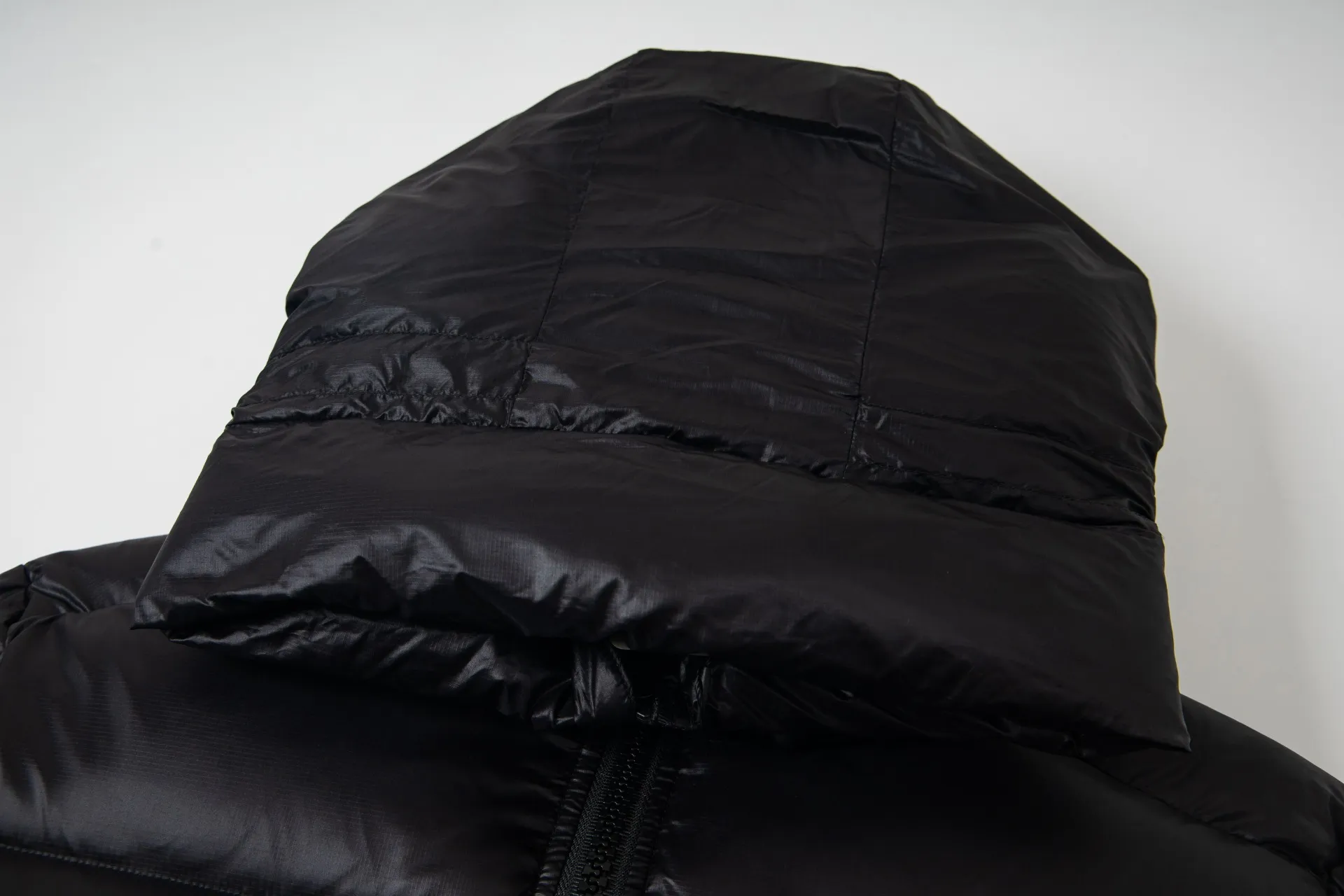P780 Canada Goose New Puff Couple Style Hooded Down Jacket 1️⃣The fabric is made of recycled Feather-Light tear-resistant fabric, which is ultra-light and has no weight-bearing feeling on the upper body. The unique black label highlights the temperament. The interior is filled with white duck down, making the upper body very light and comfortable! 2️⃣It is very youthful and energetic, and can be easily worn by both men and women. It is very in line with the fashion aesthetic concepts of today's young people! 3️⃣ A full set of customized accessories, complete with three standards, same style for men and women, a must-have for couples. Size: S-XXL
